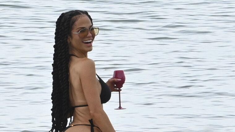 Natti Natasha posa topless y muy sexy en playa de Miami, tras foto desnuda
